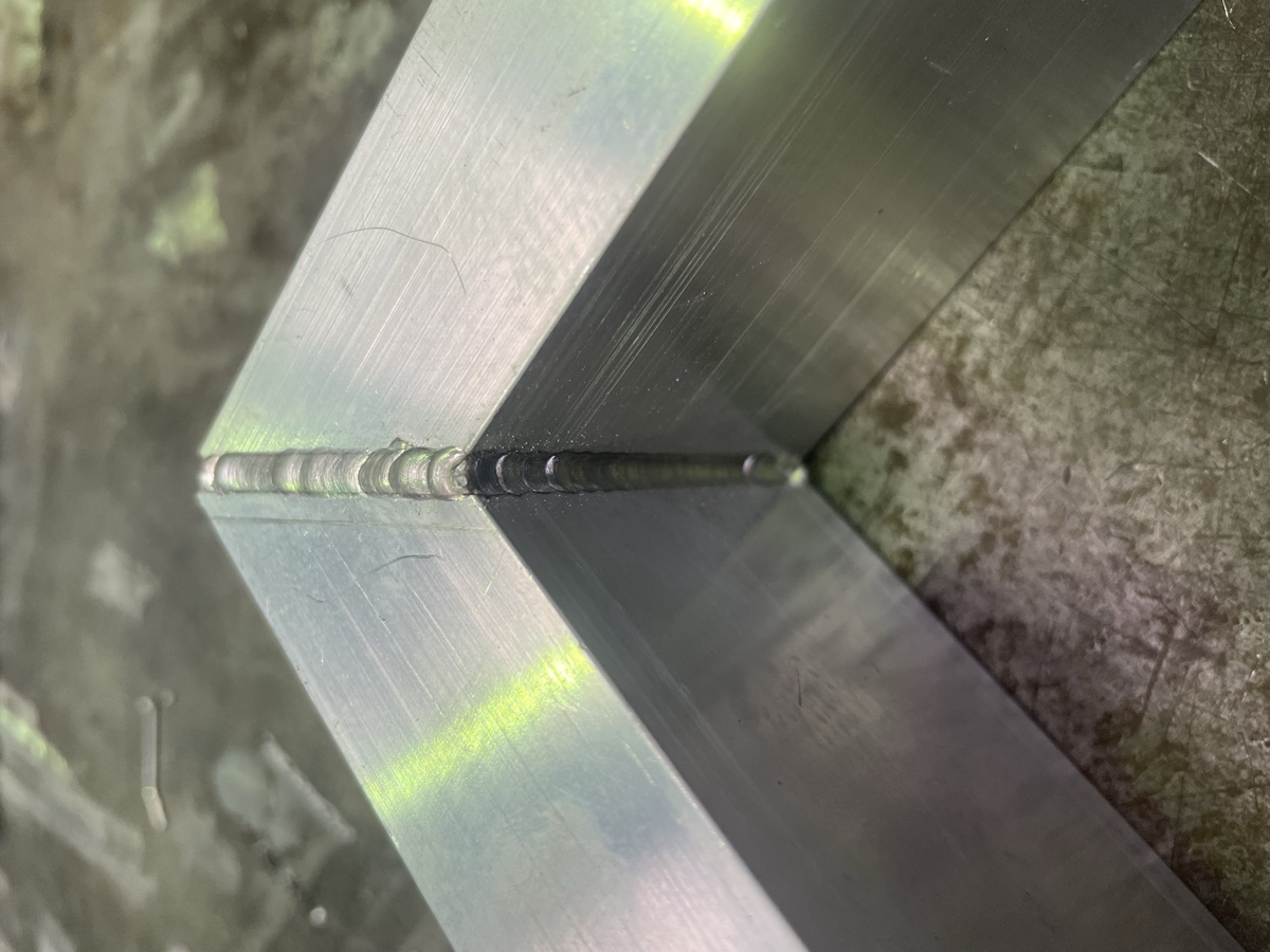 アルミ2.0mm すみ肉溶接のビード外観（規則的なリップル）