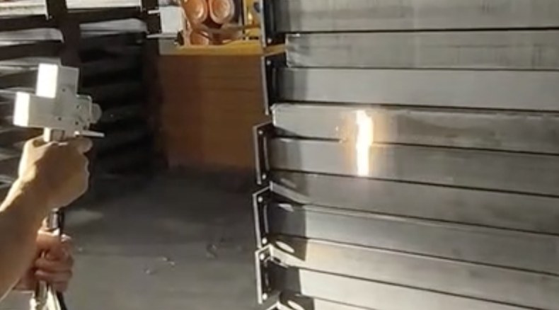 2kW レーザークリーナー 作業シーン ハンドピース使用
